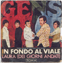 GENS - complesso tutto messinese famoso negli anni '70. Vinsero diversi premi ed ebbero una buona affermazione a SANREMO. Famosi soprattutto per quella che pu essere considerata la colonna sonora della nostra citt "In fondo al Viale" del cantautore Salvatore Trimarchi. per cui tutta Italia in quegli anni conobbe attraverso questa canzone il nostro Mitico Viale. I componenti da sinistra: Ettore nato il 17 luglio 1948 chitarra basso. Filiberto, detto William, nato il 15 aprile 1949, voce. Pippo Landro, chitarra, nato il 5 gennaio 1949, oggi famso discografico a Milano. Pinuccio Salpietro, detto il Leone, nato il 2 febbraio 1947, batteria. Ed infine Gilberto nato l'8 giugno 1948 e prematuramente scomparso nel momento del successo del gruppo in un incidente stradale.   