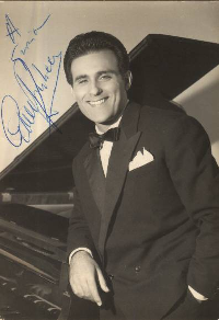 Rondinella Giacomo (Messina, 30 agosto 1923)  cantante ed attore,  stato uno dei migliori interpreti della canzone napoletana dei ultimi tempi.