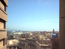 Veduta navi da crociera dal colle dell'Oliveto in zona centralissima della citt. Precisamente ultimo gradino scalinata Oliveto, Via Ellennuccia.