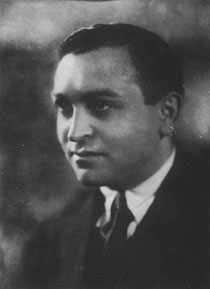  Giacomo DAnna nel 1923 fonda una libreria a Messina; tre anni dopo si dedica alleditoria. Saggi di professori della locale universit, esemplari traduzioni dal latino e dal greco, opere di insigni studiosi. Ed ecco le collane: la Biblioteca di Cultura Contemporanea e le Gemme minori di Sicilia; seguono le prime riviste, a cominciare da Ponte: pochi numeri stampati a cura e per conto di studenti, che per comprare una copia risparmiano sul caff o sul biglietto del tram e trascorrono i pomeriggi nella libreria DAnna a parlare di letteratura e di varia umanit con scrittori e artisti come Salvatore Quasimodo e Giacomo Balla, Bruno Cicognani, Renato Guttuso o Filippo Tommaso Marinetti, amico del fratello Giulio, futurista e aeropittore. una piccola Casa editrice periferica, rispetto ai grandi centri di distribuzione, non pu tuttavia imporsi come grande produttore di varia. Giacomo DAnna, spirito generoso e pratico, si lancia cos nello scolastico, con una formula in parte nuova: affidare a nomi prestigiosi della cultura accademica la compilazione dei libri di testo. I risultati non tardano, con scelte editoriali spesso davanguardia realizzate da illustri autori, quali Luigi Russo, Quintino Cataudella, Francesco Flora, Nicola Terzaghi, Manara Valgimigli. Ma il 1943 pi che di poesia  un anno di prosa. I continui bombardamenti su Messina inducono Giacomo DAnna a trasferire la stampa dei libri a Citt di Castello. E proprio l lo sorprende lotto settembre. Lui, di sentimenti antifascisti, nonostante una rispettosa amicizia con Marinetti e Bottai, protegge il grande critico Attilio Momigliano, perseguitato a causa delle leggi razziali, e finisce in carcere. Dopo una fuga fortunosa,  il primo a entrare a Sansepolcro sulla torretta di un carro armato statunitense per liberare Momigliano che aveva affidato al direttore dellospedale civico di quella citt. La produzione editoriale si incrementa: opere di cultura, manuali e antologie, con una specializzazione nellambito umanistico (il retaggio della Magna Grecia rimane nel DNA anche fuori della Sicilia), collane e riviste. Gabriele e Albertina, circondati da validissimi collaboratori, proseguono oggi quello straordinario cammino iniziato a Messina, nel 1926.