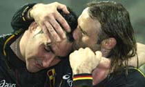 Abbraccio Fraterno tra i mitici Zampagna e Campolo. Abbiamo voluto inserire una foto del Messina tra i monumenti per far capire quanto sia forte il legame citt-squadra e quanto lo deve rappresentare in ognuno di noi!!!!