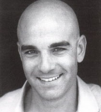 Massimo Romeo Piparo nato a Messina. Si forma come attore attraverso stages e laboratori con Jerzy Stuhr, Roberta Garrison, Susan Strasberg, Carlo Cecchi. Esordisce molto giovane in teatro. Nel '90 ha fondato la compagnia "Teatro della Munizione". Si mette in luce fra glia altri come regista del musical Jesus Christ Supestar. Altra regia di successo quella di MY FAIR LADY. Coautore insieme a Amii Stewart e regista della Commedia Lady Day.Millenovecentonovantadieci  la commedia per la regia di  Massimo Piparo che CORRADO GUZZANTI porta in tour teatrale. Ed ancora importanti sono commedie come LA FEBBRE DEL SABATO SERA - EVITA - TOMMY. Il regista conte anche numerose collaborazioni con la RAI tra le quali l'ultima come coautore ed esperto di BALLANDO CON LE STELLE variet del sabato sera di RAI 1con la Carlucci